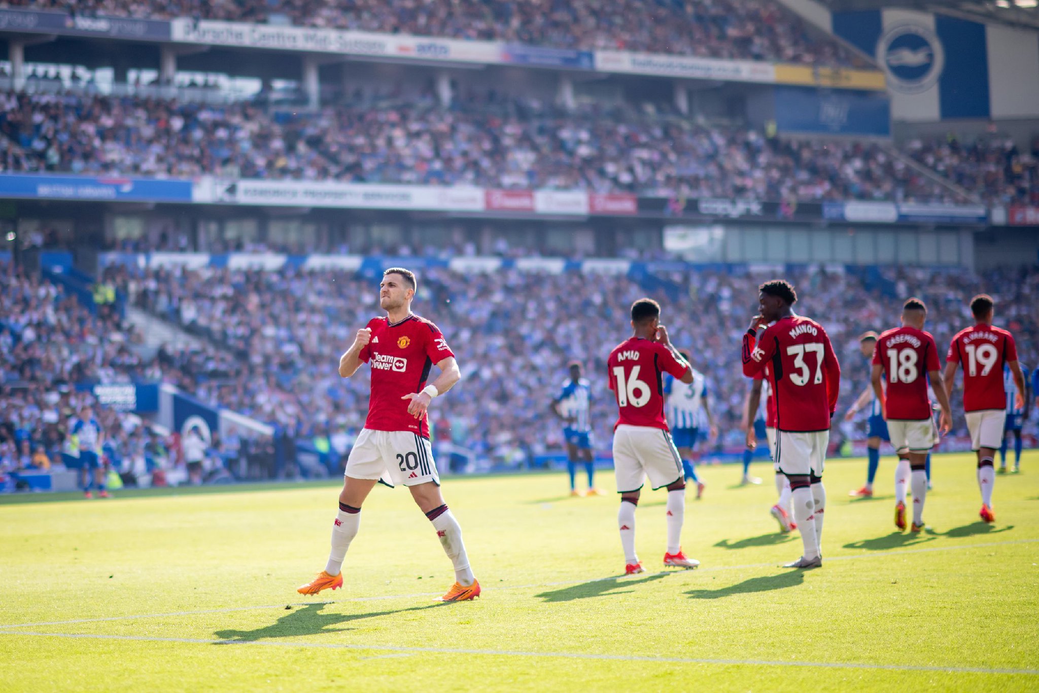 边指挥鼓舞 边指挥鼓舞